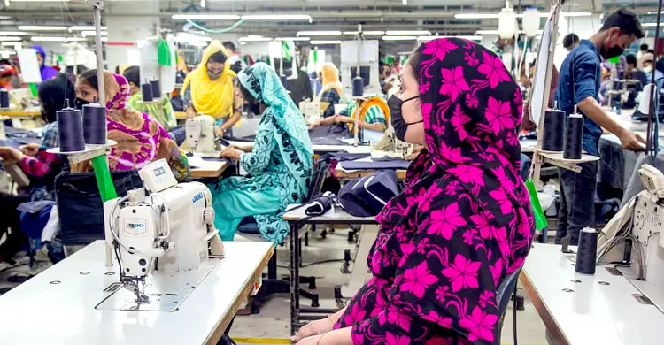 দীর্ঘ ছুটিতে থমকে যাচ্ছে কারখানা, চাপ বাড়ছে পোশাক শিল্পে