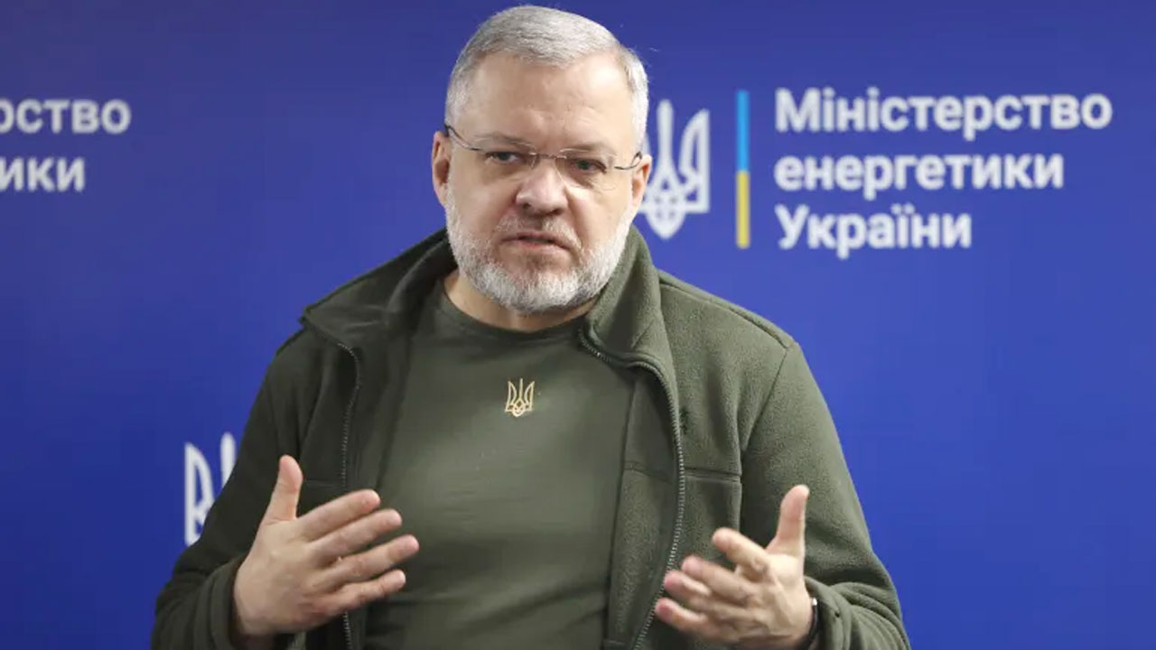 দেশ ছেড়ে পালানোর সময় ইউক্রেনের সাবেক জ্বালানিমন্ত্রী গ্রেপ্তার