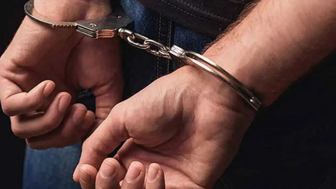 চট্টগ্রামে আবাসিক হোটেল থেকে গ্রেপ্তার ১০