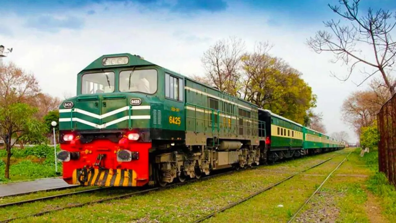 পাকিস্তান থেকে রেলের ওয়াগন ও কোচ কিনতে আগ্রহী বাংলাদেশ