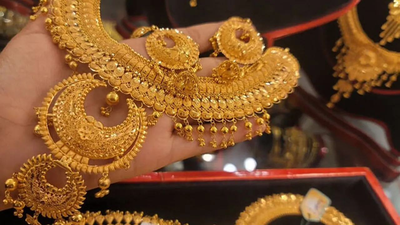 দেশের বাজারে আবারও স্বর্ণের দামে বড় পতন