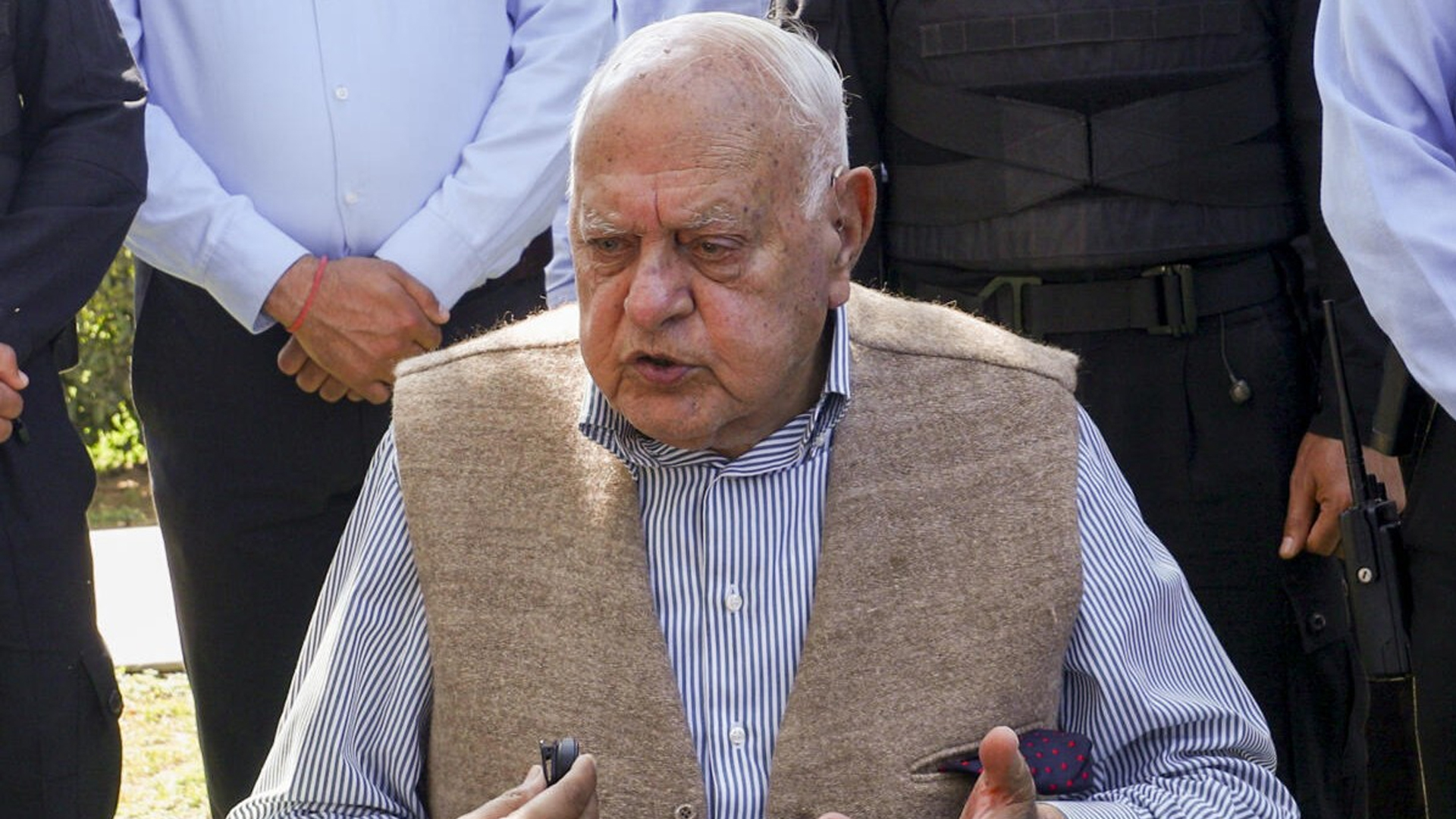 কাছ থেকে গুলি, অল্পের জন্য প্রাণে বাঁচলেন জম্মু-কাশ্মীরের সাবেক মুখ্যমন্ত্রী