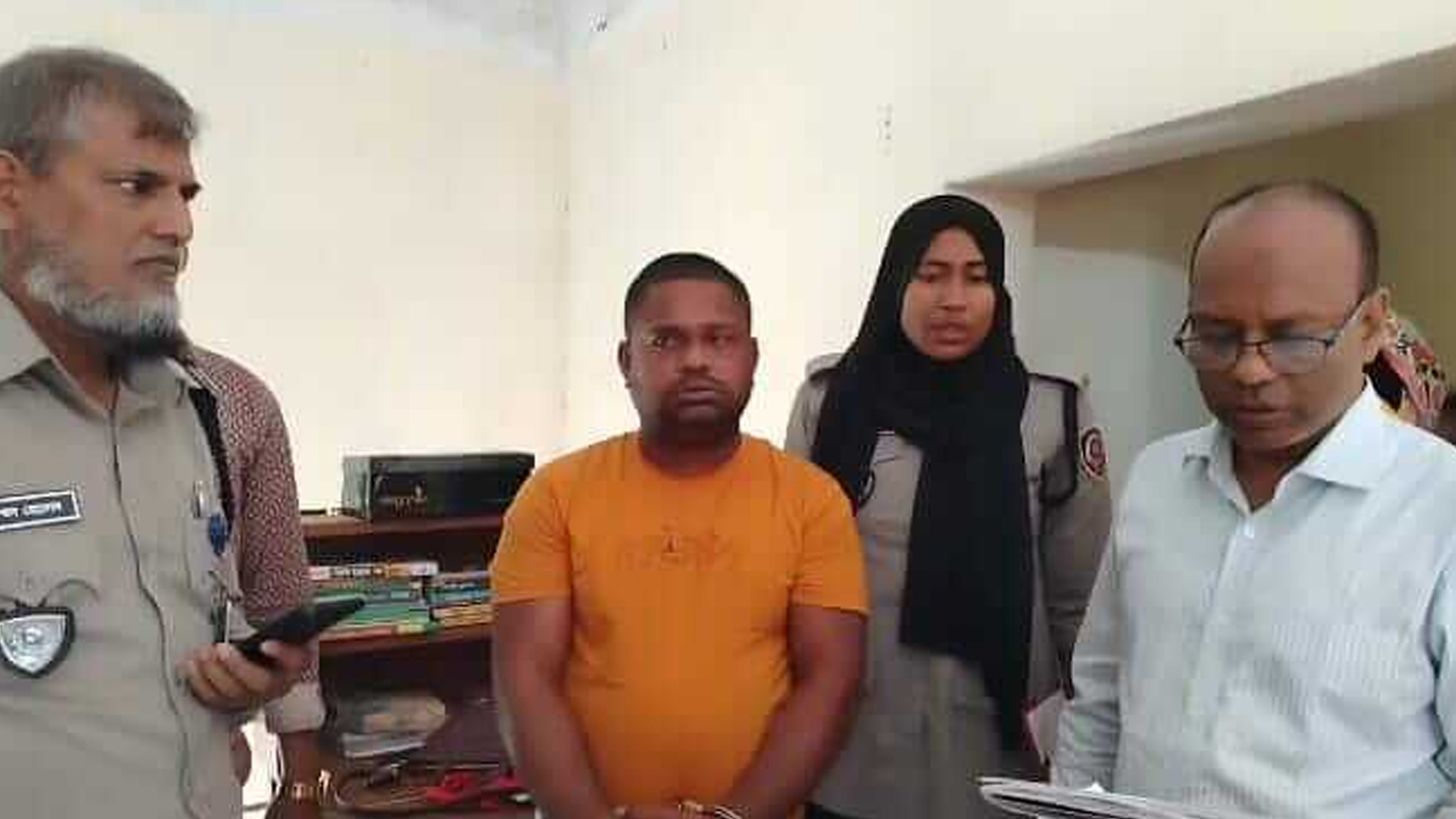 ক্রেতা সাজেন মাদকদ্রব্য নিয়ন্ত্রণের সদস্যরা, বাড়ির দোতলায় বসে রশি দিয়ে ইয়াবা দিতেই ধরা