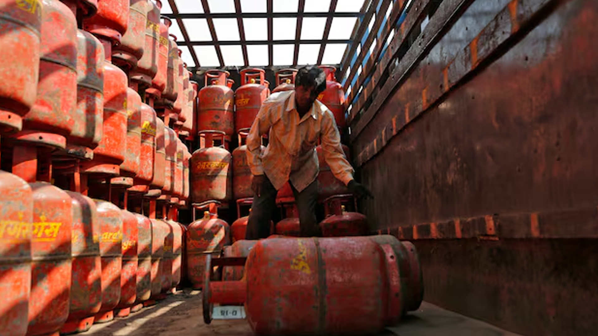 মধ্যপ্রাচ্যের অস্থিরতার আঁচ ভারতে, বাড়ল গ্যাসের দাম