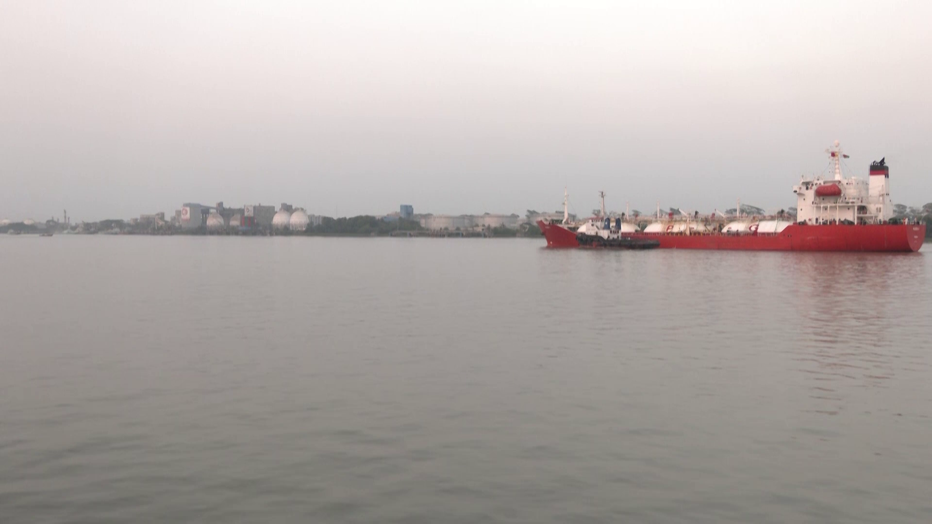 চট্টগ্রাম বন্দরের জলসীমায় এলপিজি-এলএনজিবাহী ৮ জাহাজ