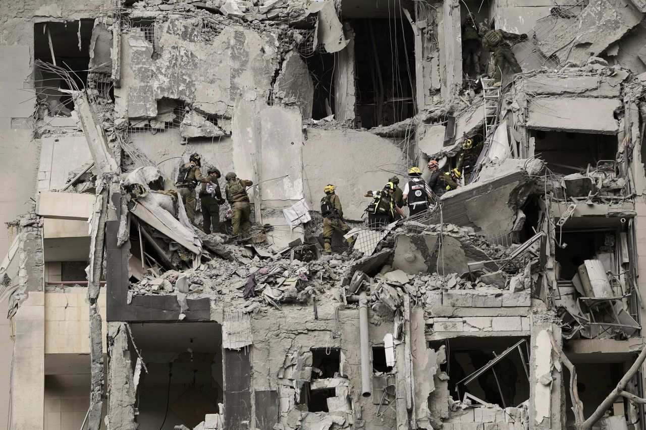 ইরানি ক্ষেপণাস্ত্রের আঘাতে তোলপাড় ইসরাইল, বহু হতাহত