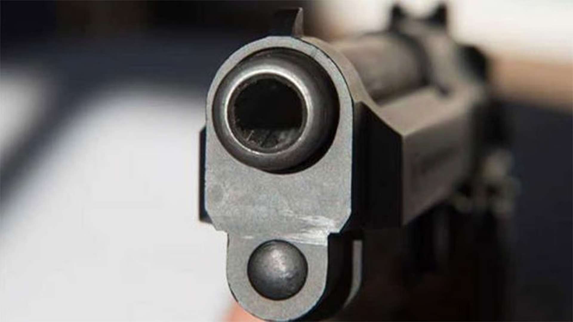 নারায়ণগঞ্জে পুলিশ কর্মকর্তার ওপর হামলা চালিয়ে পিস্তল ছিনতাই