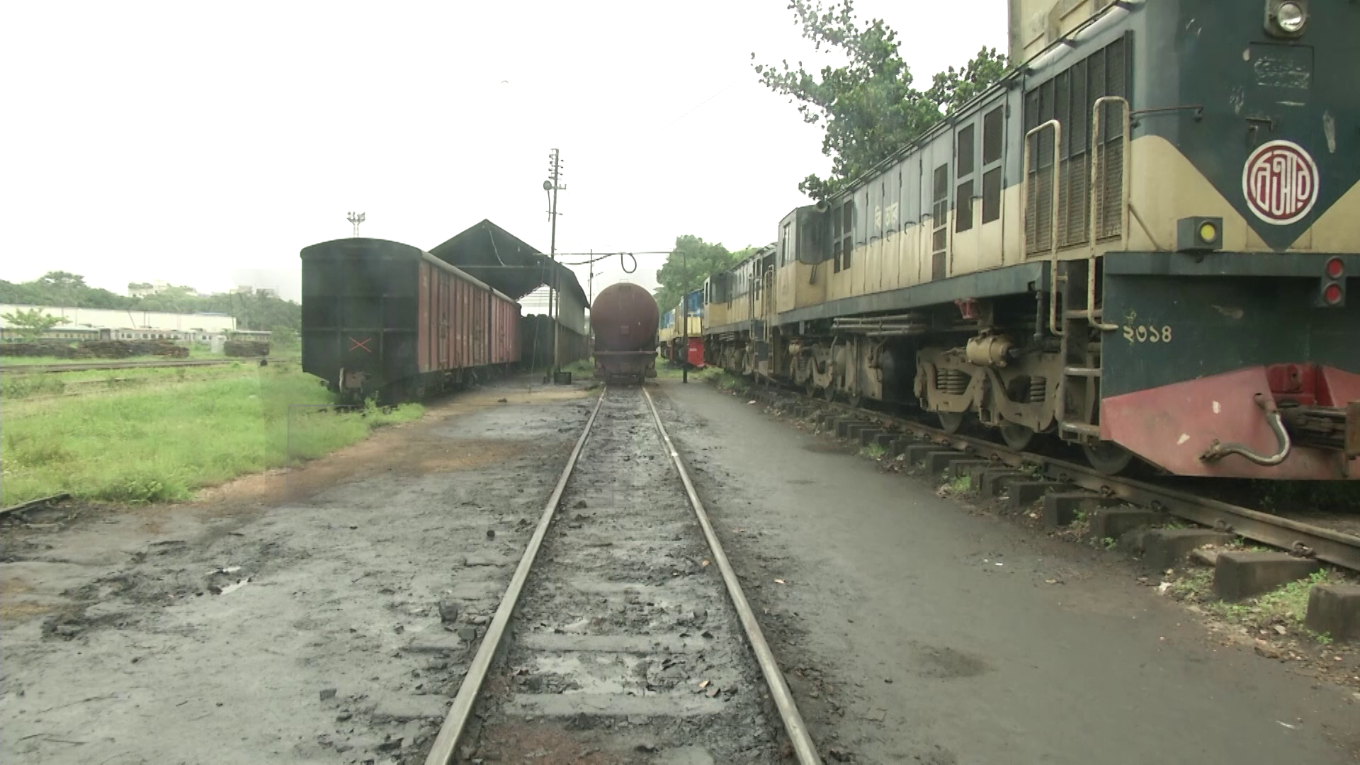 ঝুঁকিপূর্ণ ইঞ্জিনে কমেছে ট্রেনের গতি, বাড়ছে দুর্ঘটনার শঙ্কা