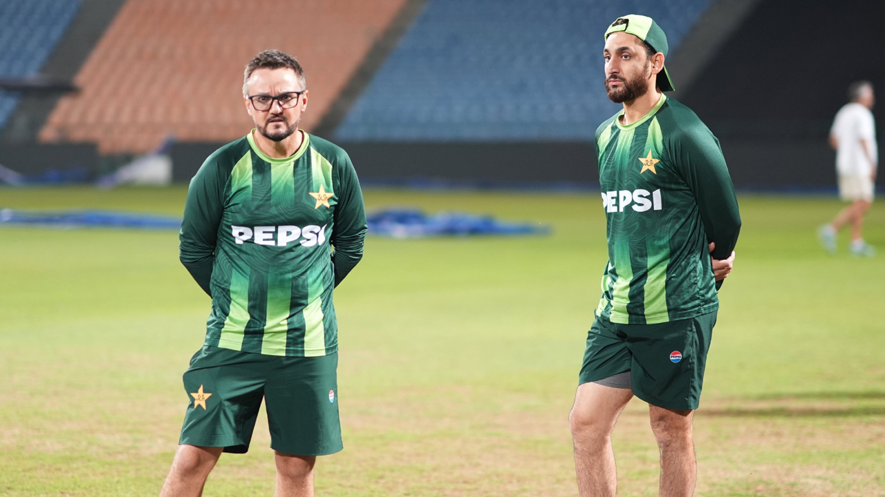 ক্রিকেটারদের আগে ঢাকায় পা রাখলেন পাকিস্তানের কোচরা