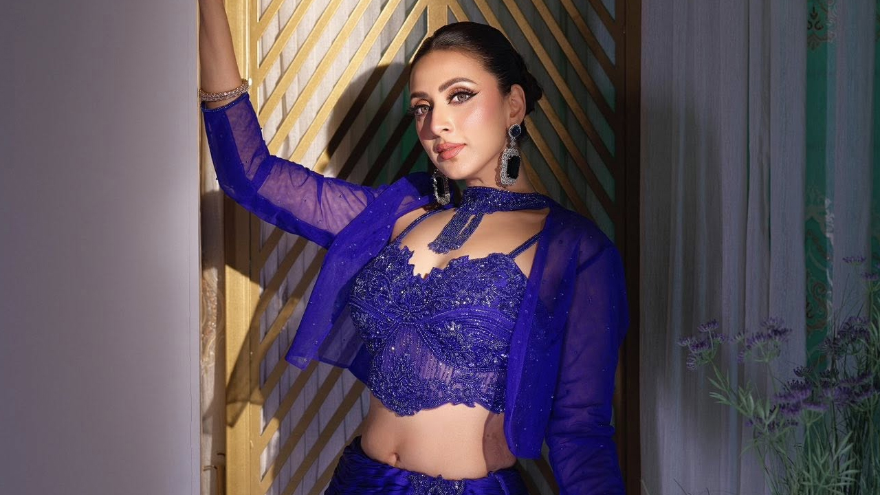 নীল লেহেঙ্গায় গ্ল্যামারাস সাজে মিম