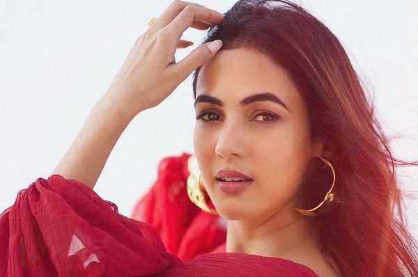 দুবাইয়ে আটকা পড়ে মোদির সাহায্য চাইলেন অভিনেত্রী