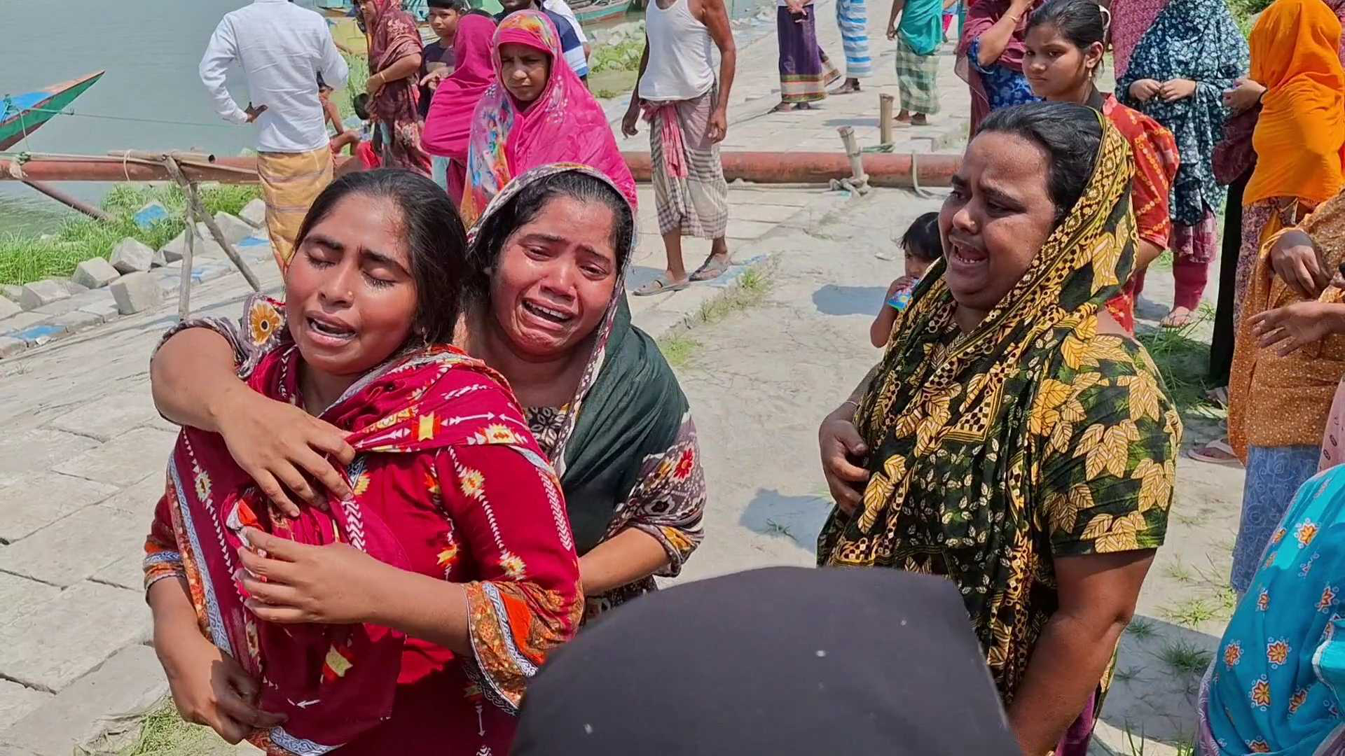 শরীয়তপুরে অরক্ষিত সেচ পাম্পে বোরকা পেঁচিয়ে প্রাণ গেল নারীর