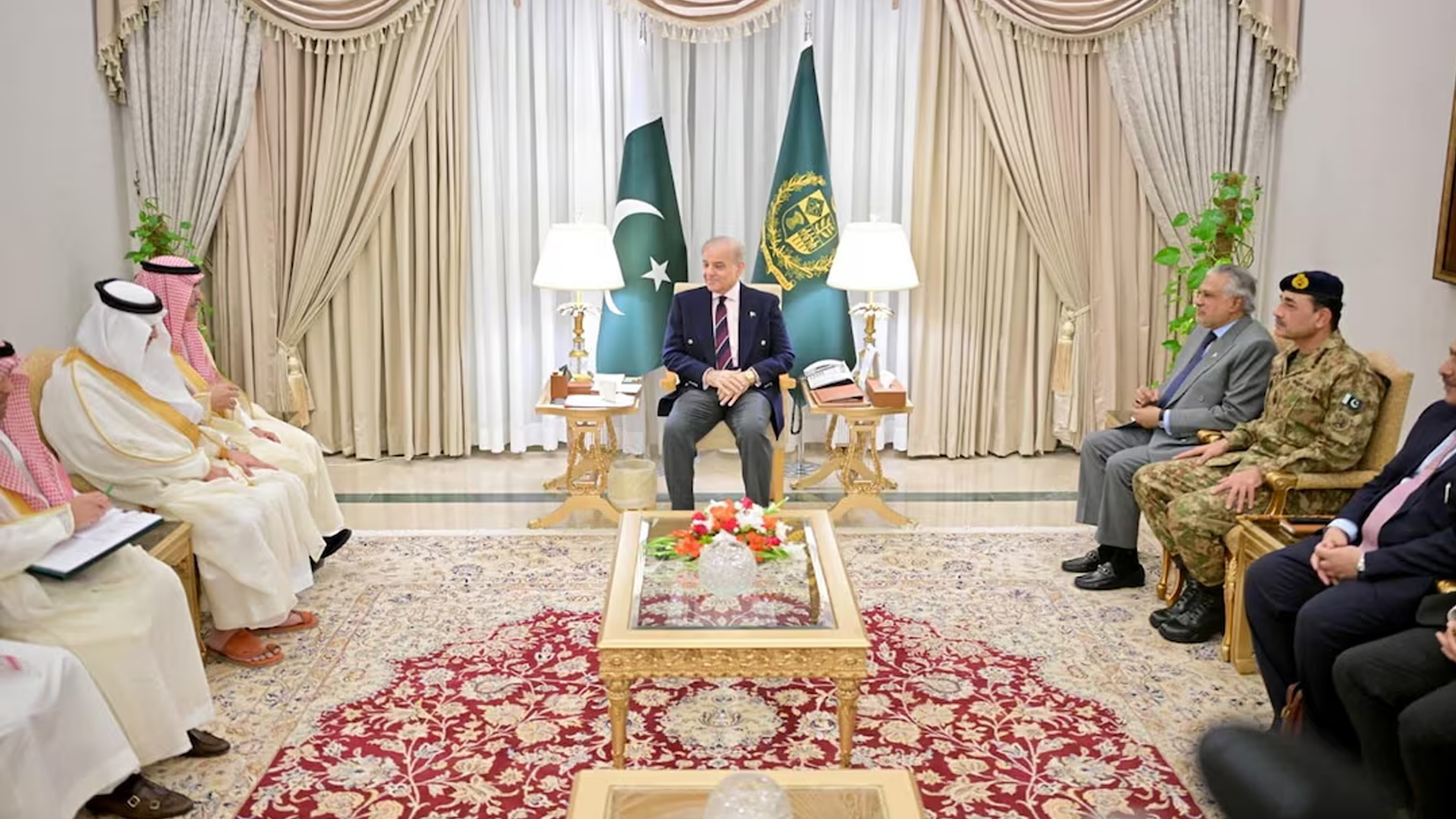 ঋণের বোঝা হালকা করতে পাকিস্তানকে ৩ বিলিয়ন ডলার সহায়তা দেবে সৌদি