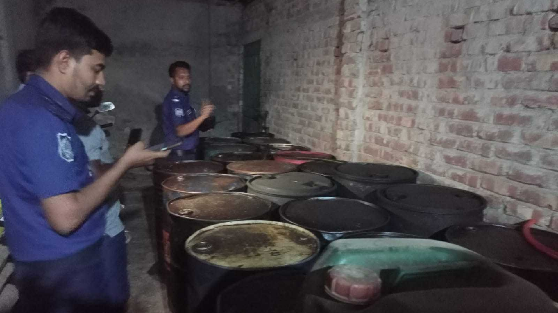 নেত্রকোনায় ৪ হাজার ৩০০ লিটার ডিজেল জব্দ, ব্যবসায়ীকে জরিমানা