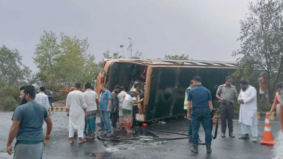 পদ্মা সেতু পার হতেই উল্টে গেল যাত্রীবাহী বাস, আহত ১৫