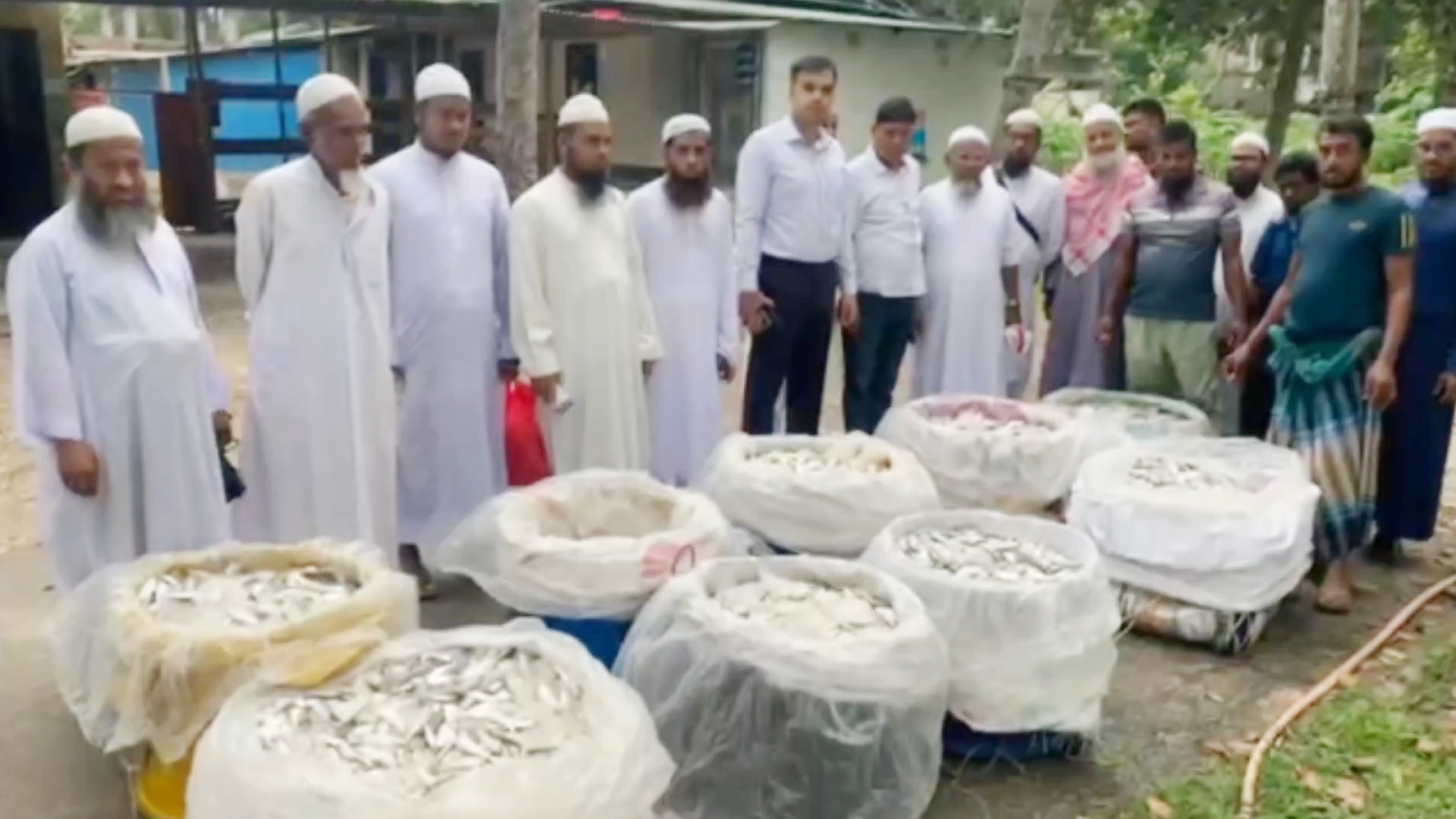 মাদারীপুরে জব্দ করা ২৭ মণ জাটকা গেল এতিমখানায়