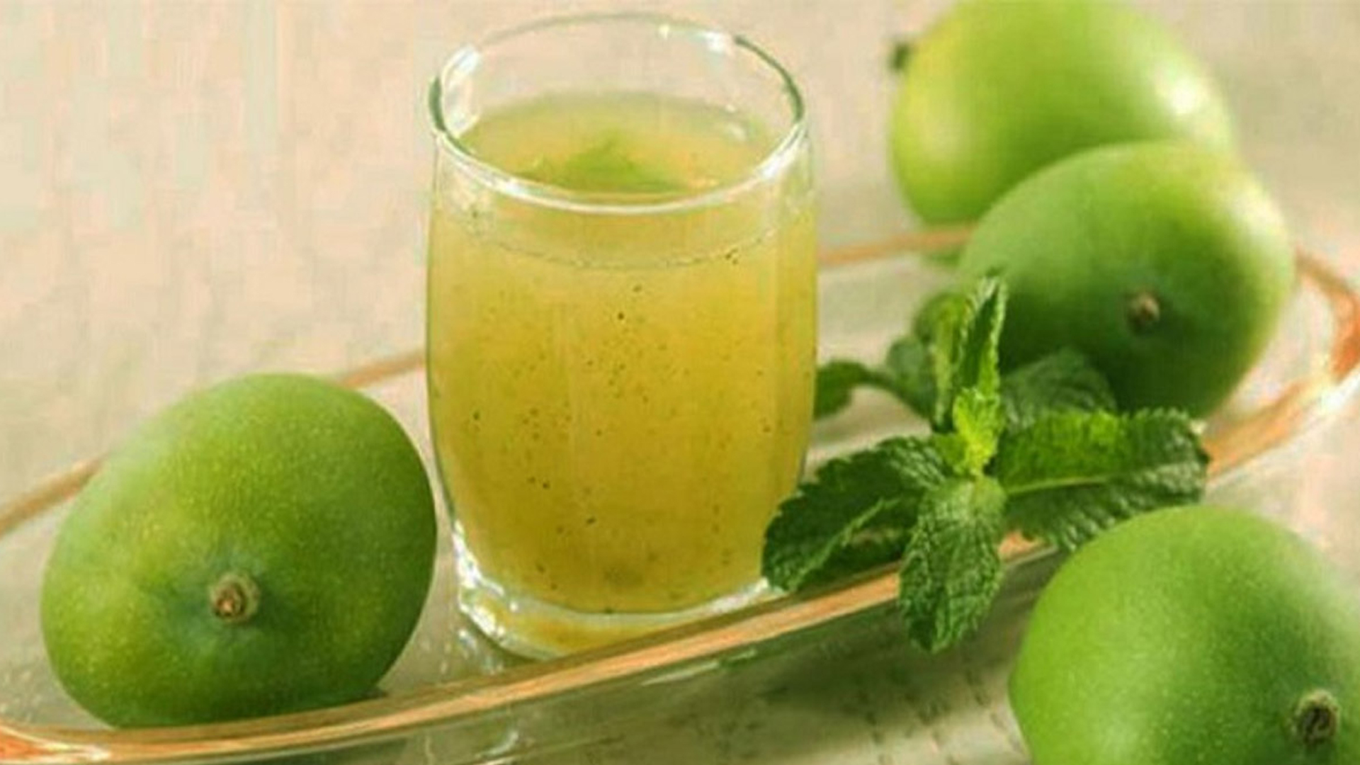 কাঁচা আমের শরবতে চিনি মিশিয়ে খেলে কী ঘটে শরীরে?