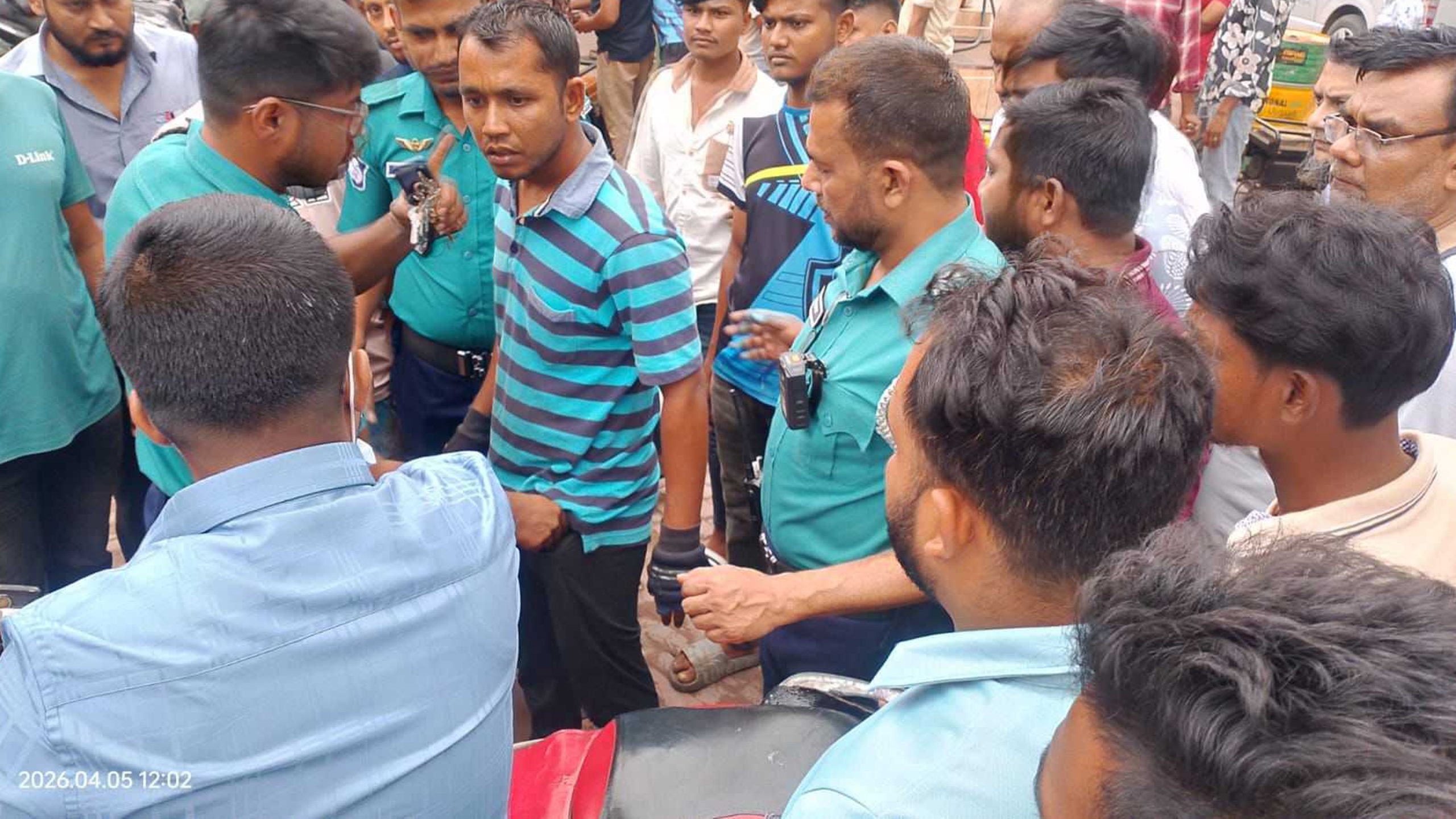 ভুয়া পরিচয় দিয়ে তেল নিতে চেষ্টা করছিলেন যুবক, ধরা পড়ে দিতে হলো জরিমানা