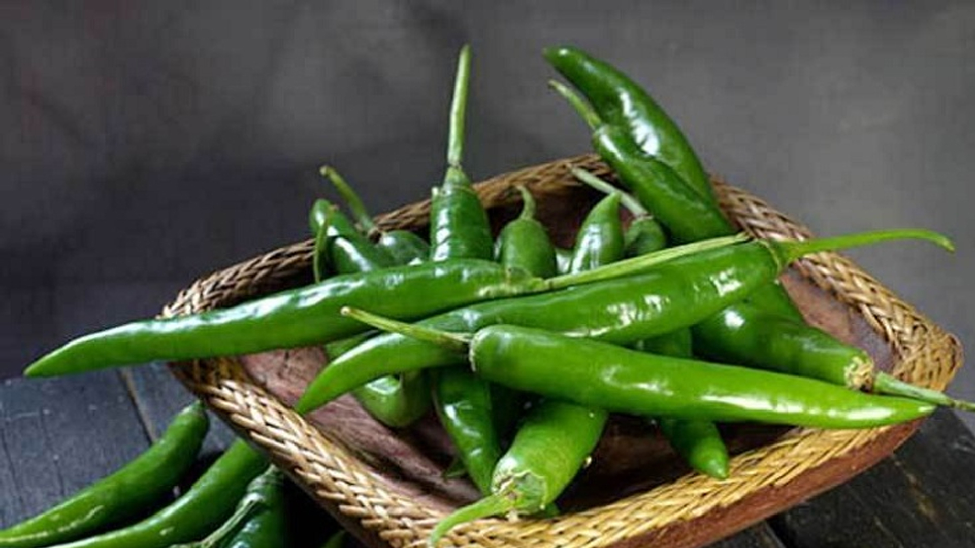 গ্যাস্ট্রিক বাড়লে কী কাঁচামরিচ খাওয়া যায়?