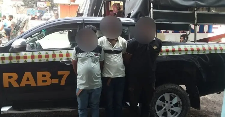 স্যান্ডেলের ভেতর লুকানো ছিল ৩২৫০ পিস ইয়াবা, গ্রেফতার ৩