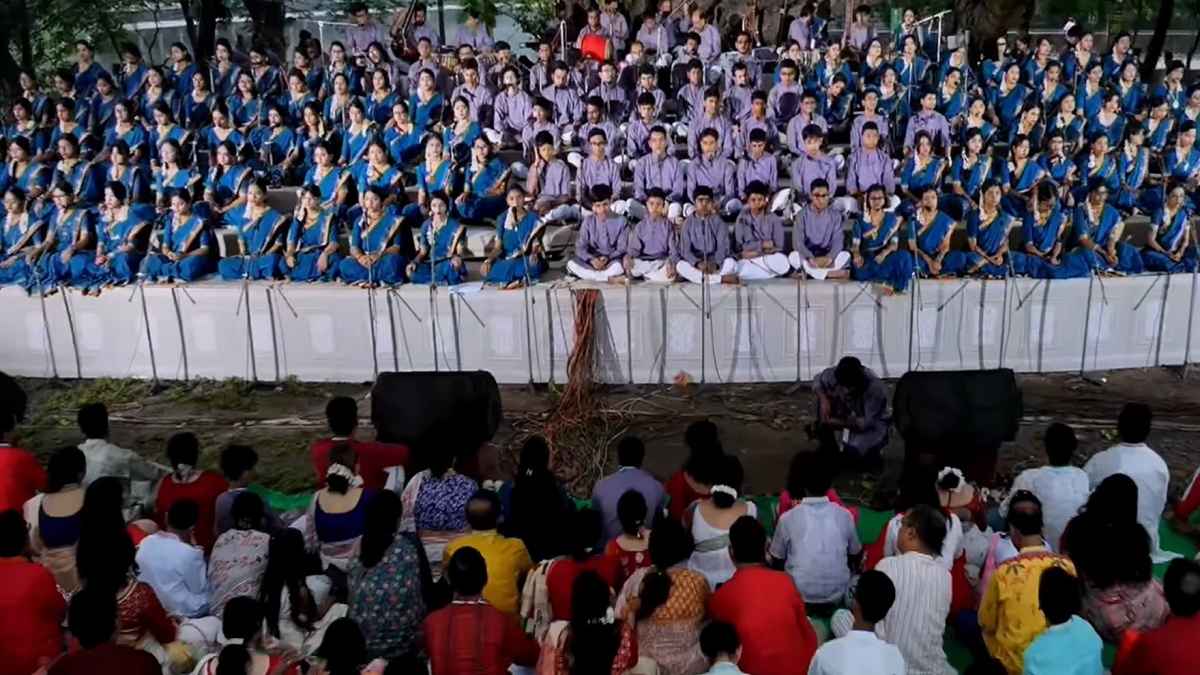 উৎসবমুখর রমনার বটমূল, গানে গানে নতুন বছরকে বরণ