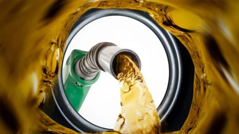 বিশ্ব বাজারে তীব্র অস্থিরতা, ২০২২ সালের পর তেলের দাম সর্বোচ্চ