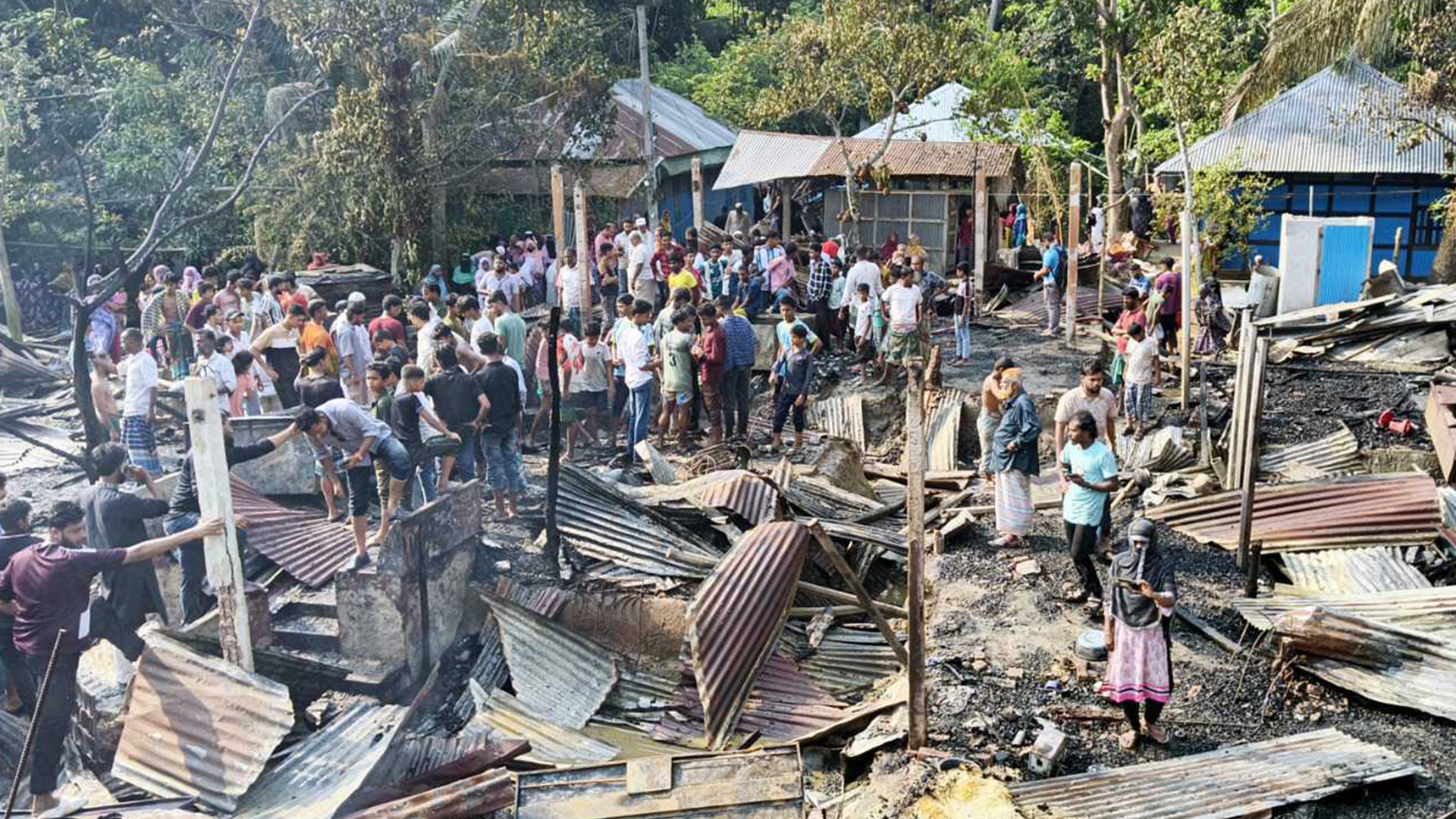 চাঁদপুরে আগুনে পুড়ে ছাই ৯ বসতঘর, খোলা আকাশের নিচে ১১ পরিবার