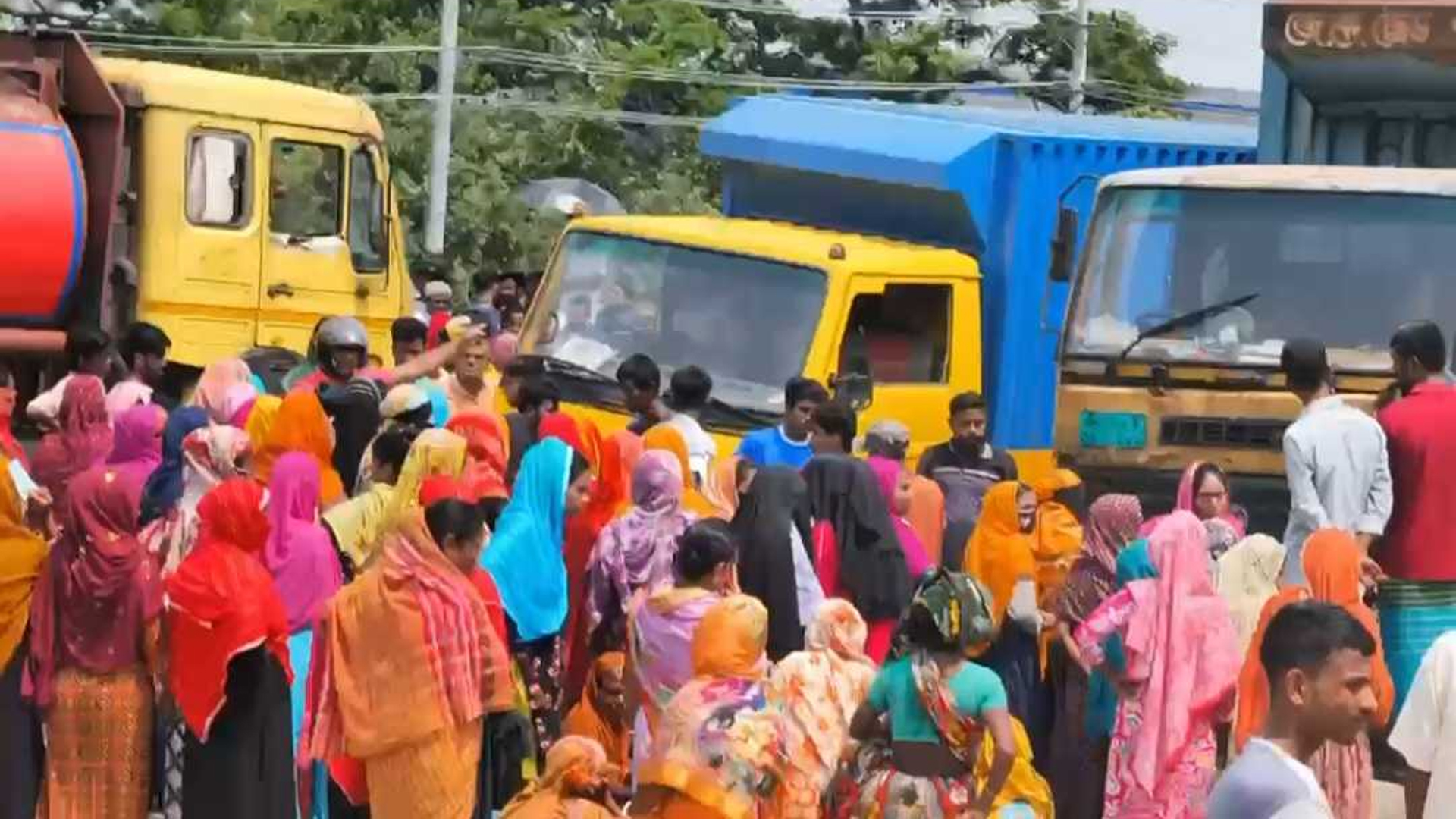 রূপগঞ্জে তুলা কারখানায় শ্রমিক অসন্তোষ, মহাসড়ক অবরোধ