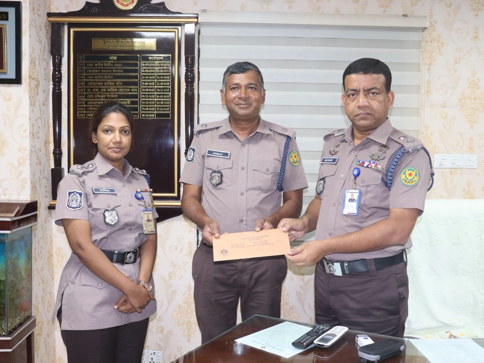 সাহসিকতার পুরস্কার পেলেন ইন্সপেক্টর গোলাম মোস্তফা