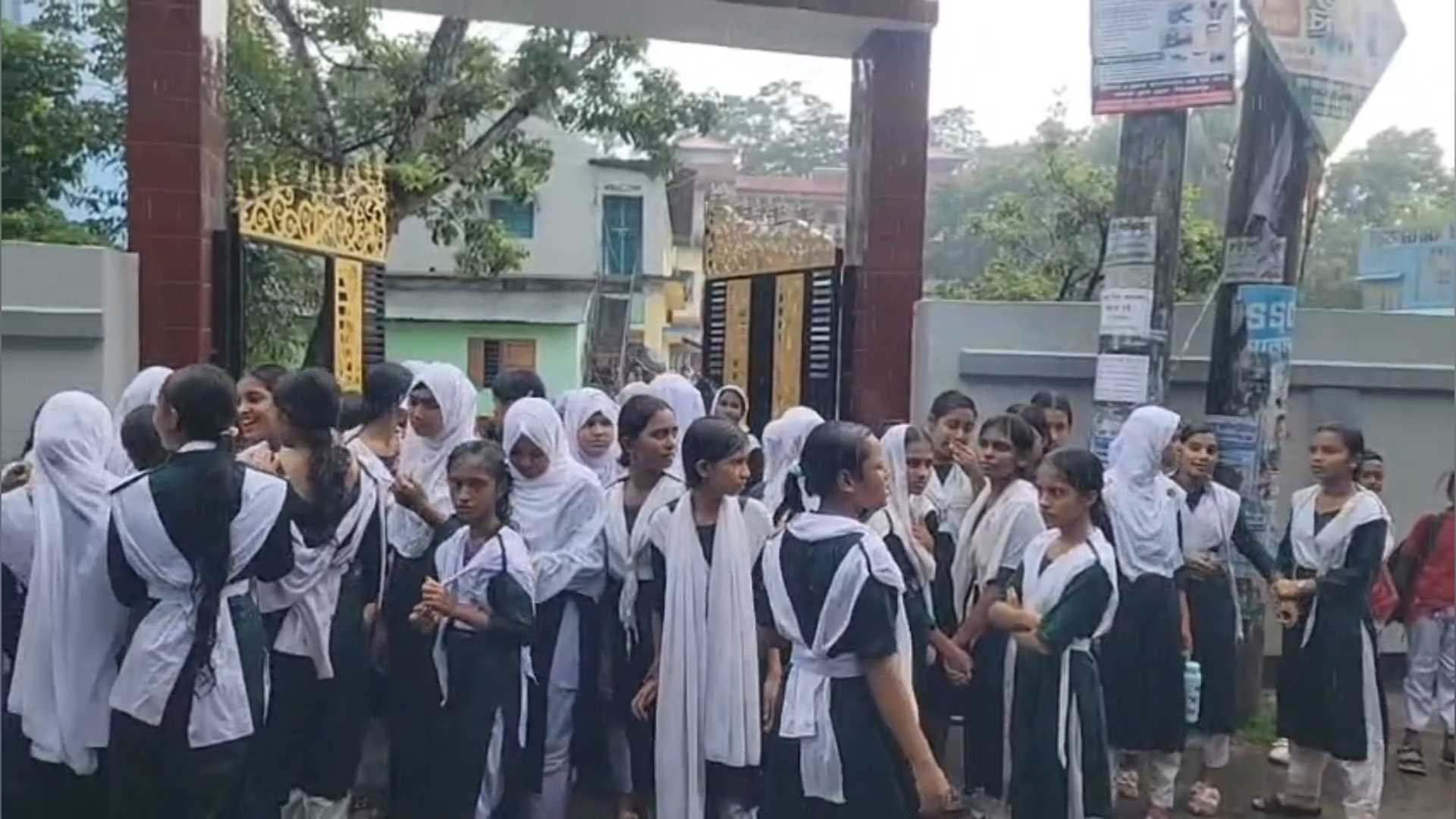 শিক্ষকের বিরুদ্ধে ছাত্রীকে শ্লীলতাহানির অভিযোগ, শিক্ষার্থীদের বিক্ষোভ