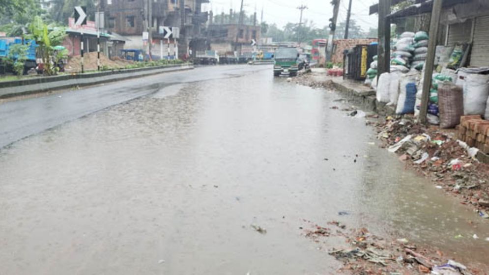 সামান্য বৃষ্টিতেই ডুবে যায় নোয়াখালী শহর, বিপাকে দেড় লাখ নগরবাসী