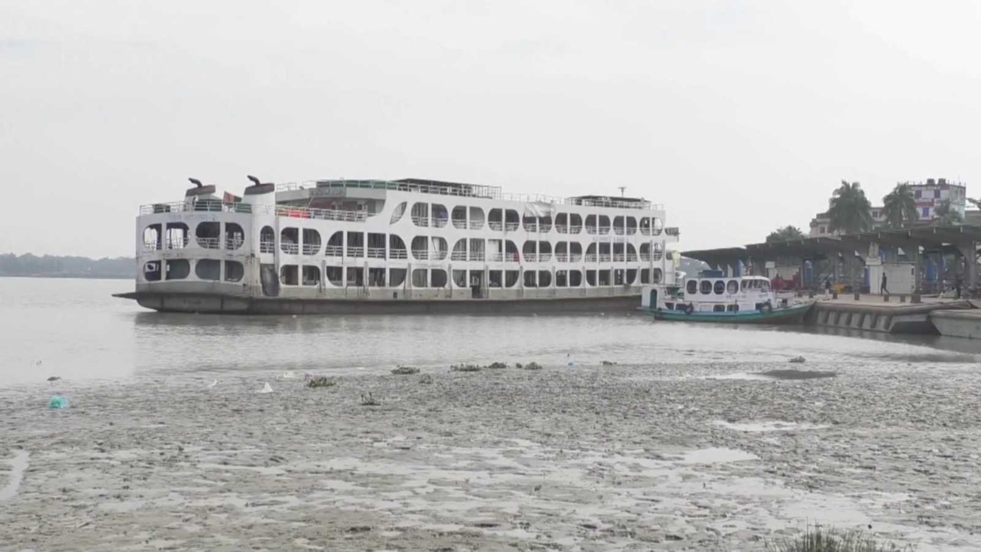 সাগরে নিম্নচাপ, যেসব রুটে লঞ্চ চলাচল বন্ধ