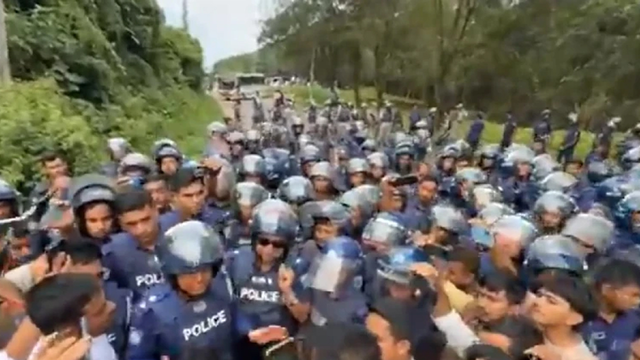 শ্রীমঙ্গলে পুলিশি বাধার মুখে এনসিপির নেতারা