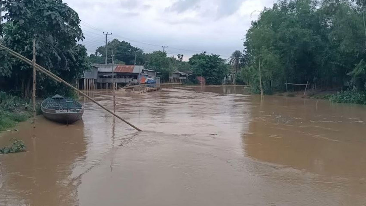 ভারী বৃষ্টিতে বাড়ছে নদ-নদীর পানি, বিভিন্ন অঞ্চলে ফের বন্যার শঙ্কা