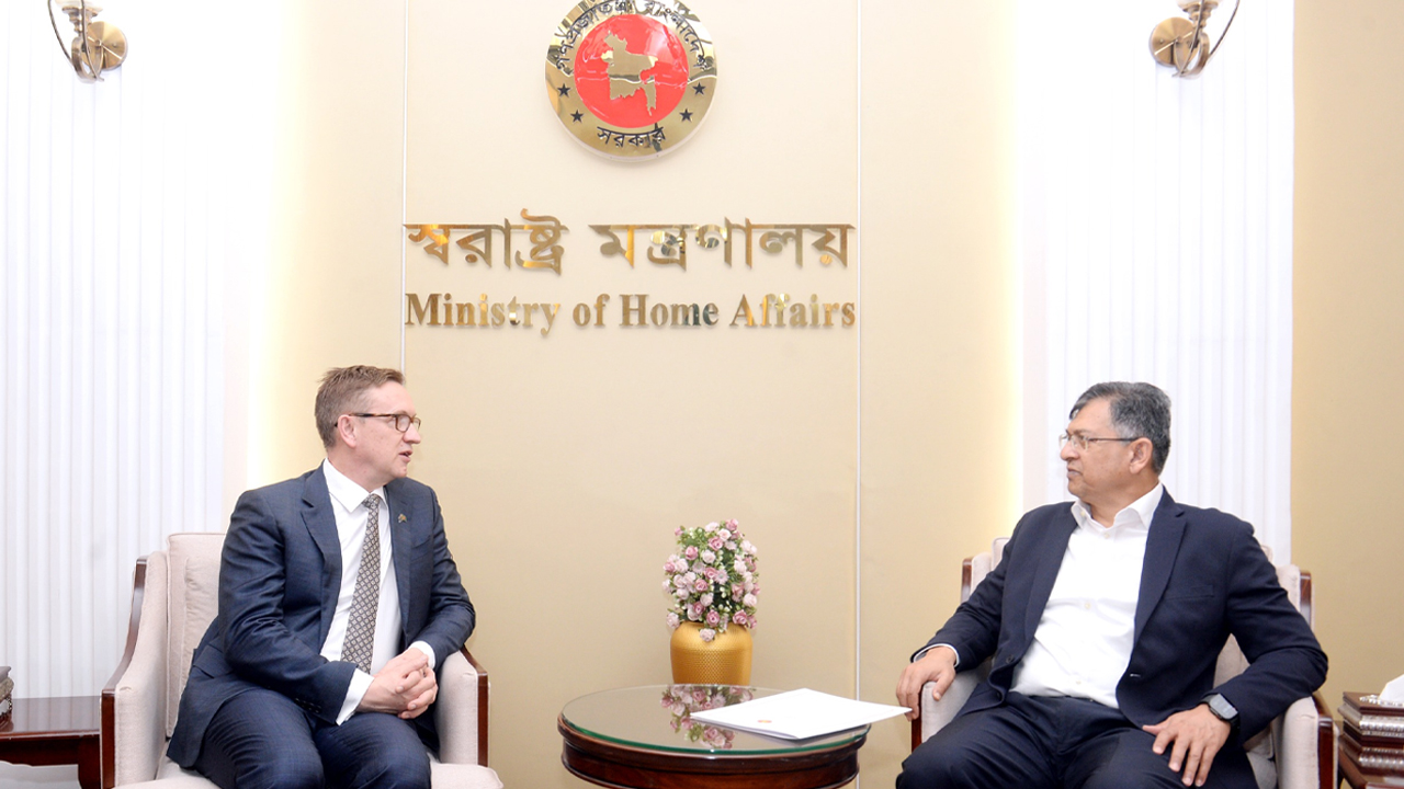 স্বরাষ্ট্রমন্ত্রীর সঙ্গে অস্ট্রেলিয়ার নাগরিকত্ব, কাস্টম ও বহুসংস্কৃতি বিষয়ক সহকারী