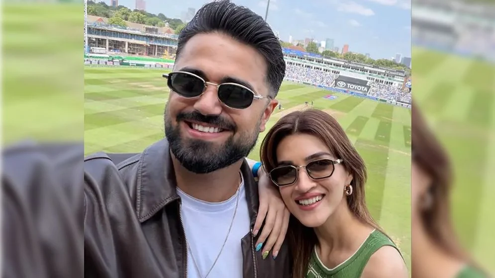 বিতর্কের মধ্যেই প্রেমিকের সঙ্গে ছবি প্রকাশ্যে আনলেন কৃতি