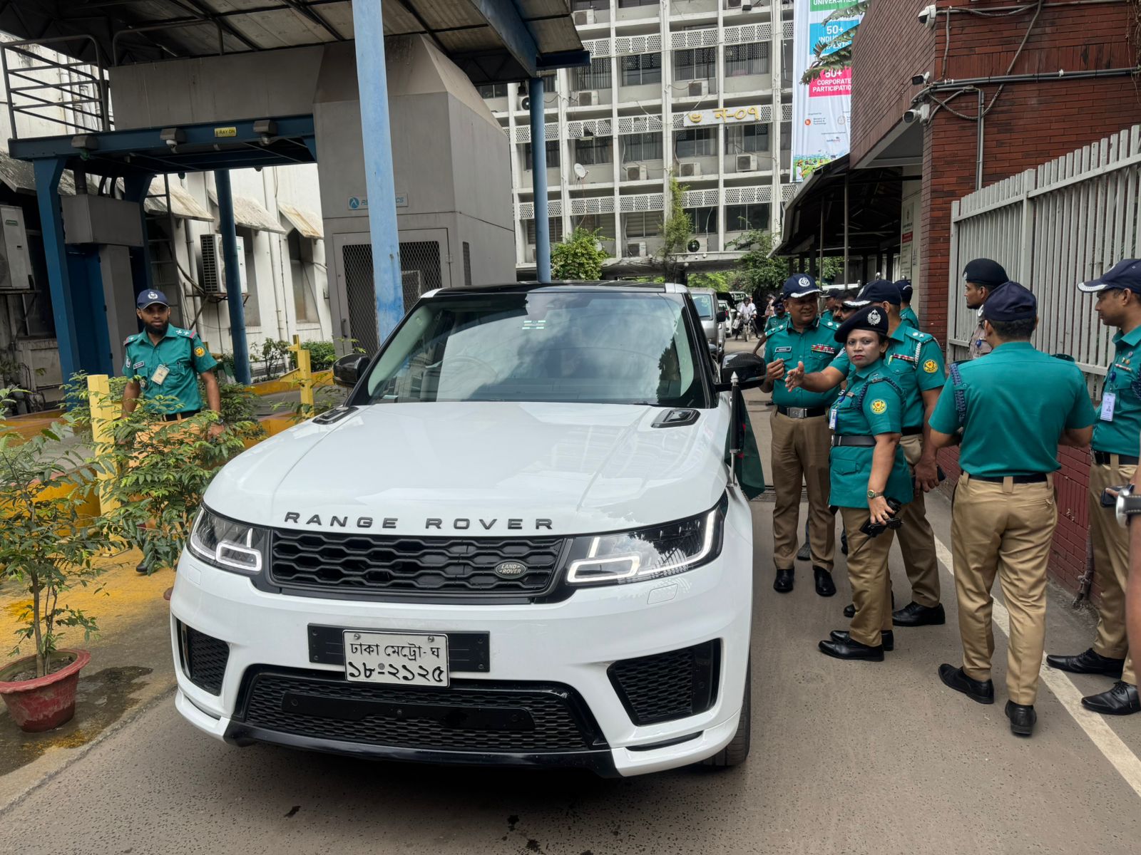 মন্ত্রী মিল্লাতের গাড়ি উল্টা পথে,মামলা
