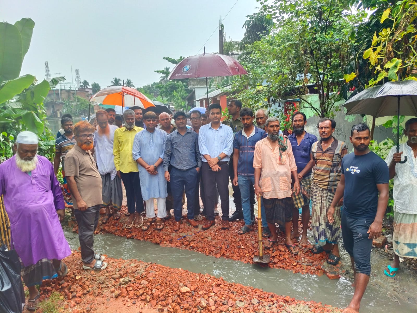পানিবন্দি মানুষের পাশে ইউএনও, এক দিনের উদ্যোগে কাটল দীর্ঘ ২২ বছরের