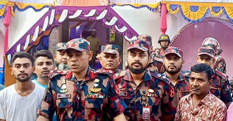 পূজামণ্ডপে ফল ও মিষ্টি উপহার দিল বিজিবি