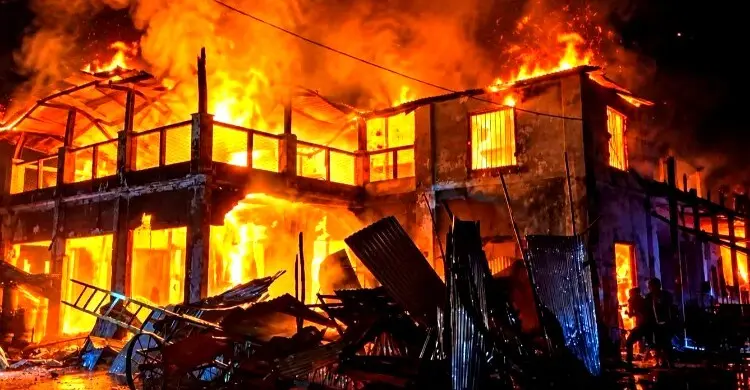 মাঝরাতে আগুনে পুড়ল ঐতিহ্যবাহী ঝলমল সিনেমা হল
