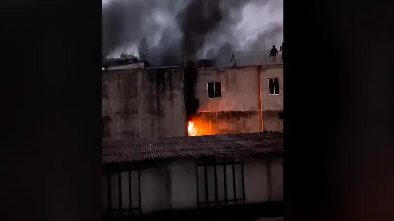 চকবাজারের আগুন নিয়ন্ত্রণে ফায়ার সার্ভিসের ১০ ইউনিট